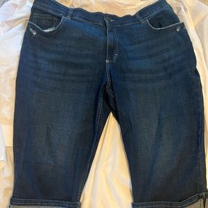 Lee regular mid rise distressed capris